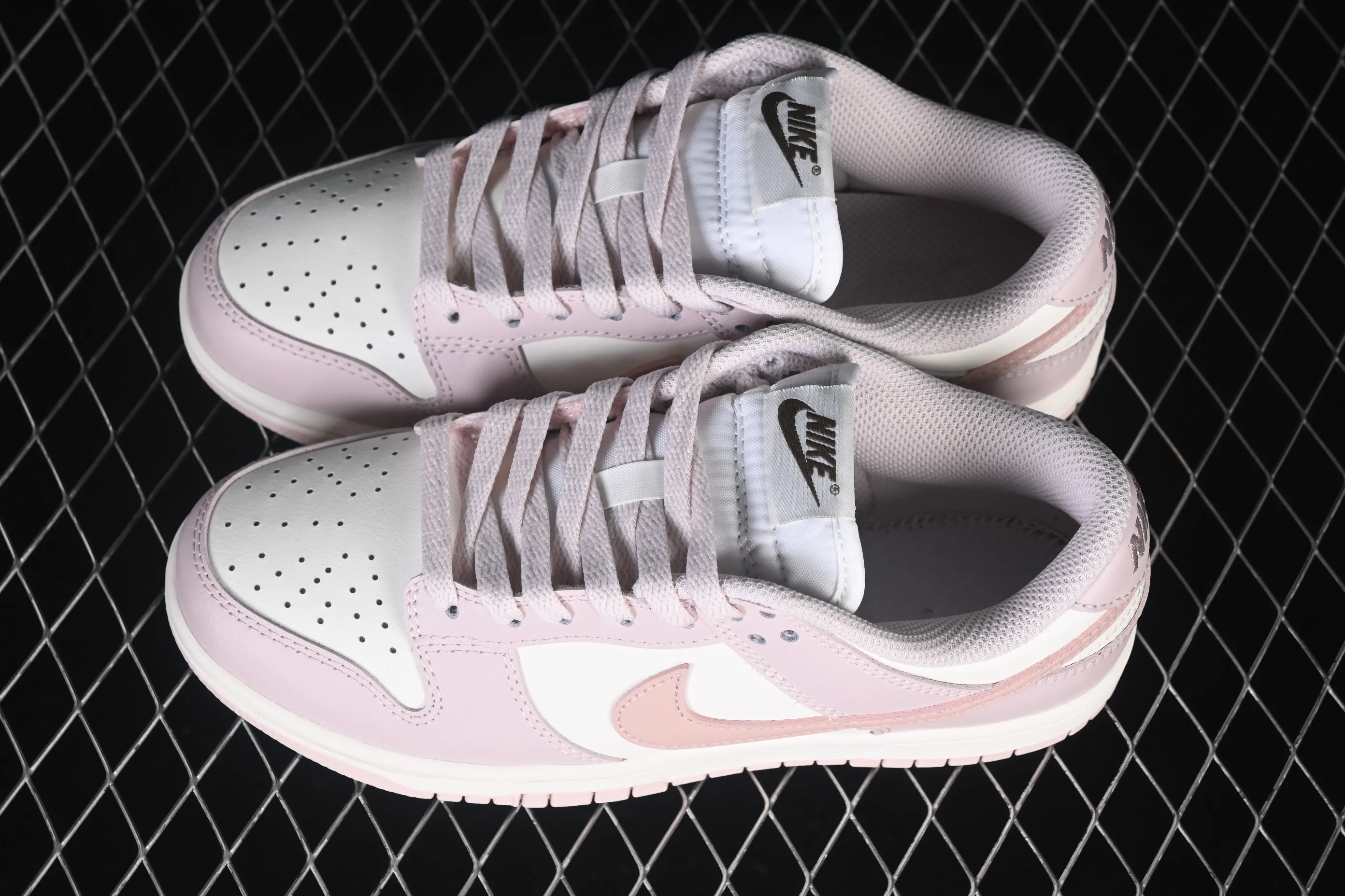 All categories Nk SB Dunk Series Nk SB Dunk Low High-end customized low-top sneakers Nike SB Dunk Low white and pink color low-top casual sneakers IM6572-602